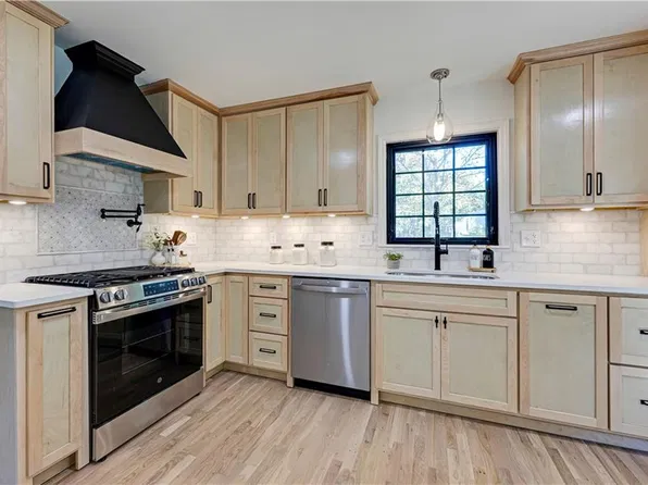 12001 Aberdeen Rd, Leawood, KS 66209