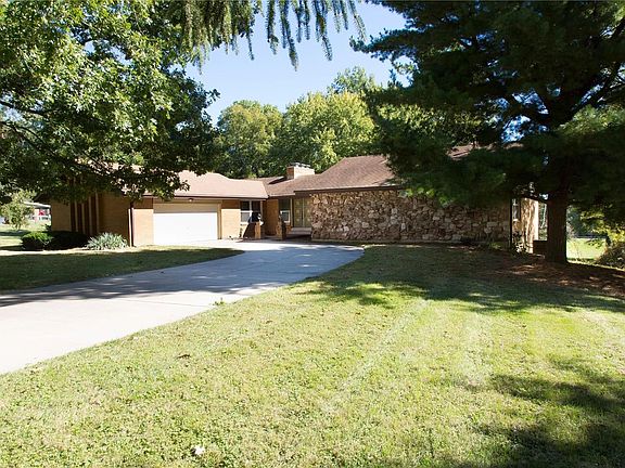 This home has 2019 sq ft on the main level and approximately 660 sq ft of finish in the lower level.