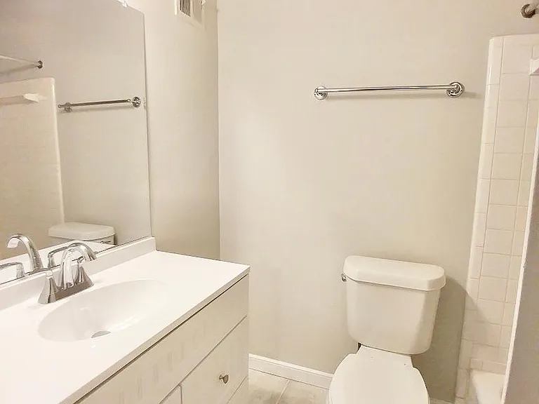 402 Greenbrier Ct #402 — Photo 13