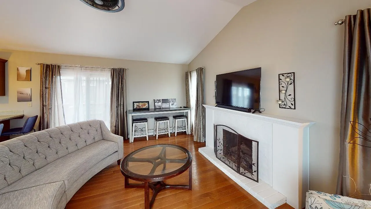 821 Flormann Street — Photo 2