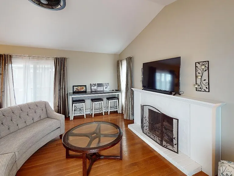 821 Flormann St — Photo 2