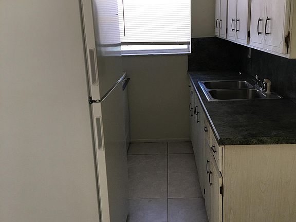 4th image of 725 SE 23rd St APT 2