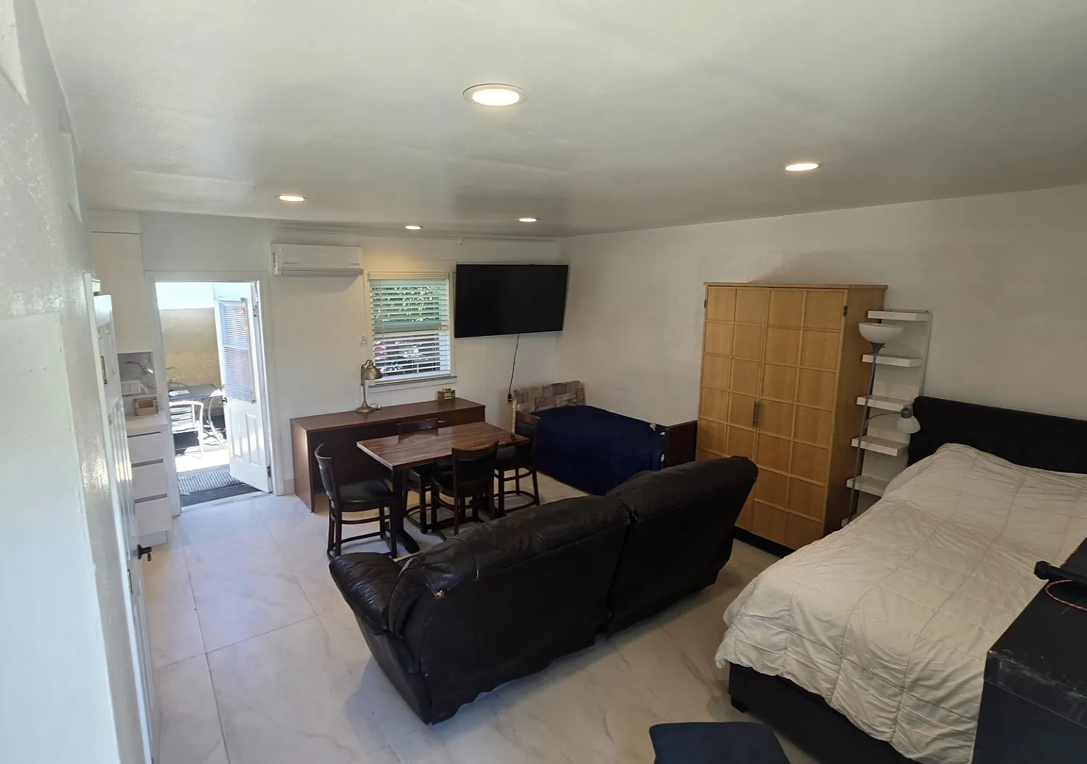 2 bed, 400 sqft, $2,200 — Photo 2