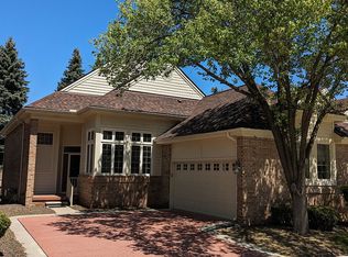38114 N Vista Dr, Livonia, MI 48152