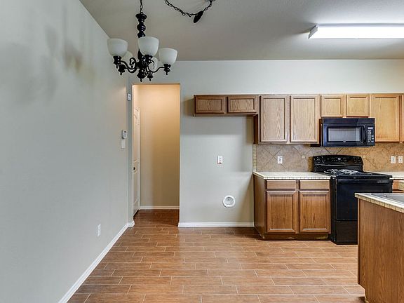 3rd image of 1443 Ravenwood Dr
