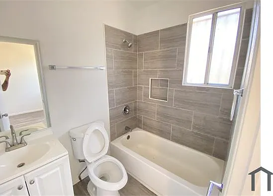 3 bed, 900 sqft, $2,880 — Photo 2