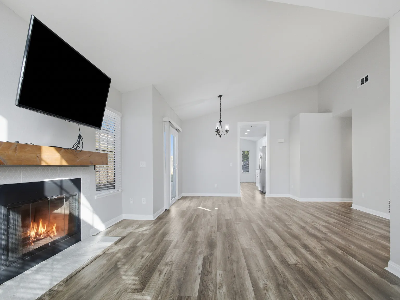 3 bed, 1386 sqft, $2,950 — Photo 3