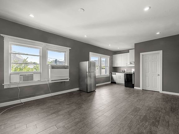 5th image of 2422 Sichel St #D9079c28a