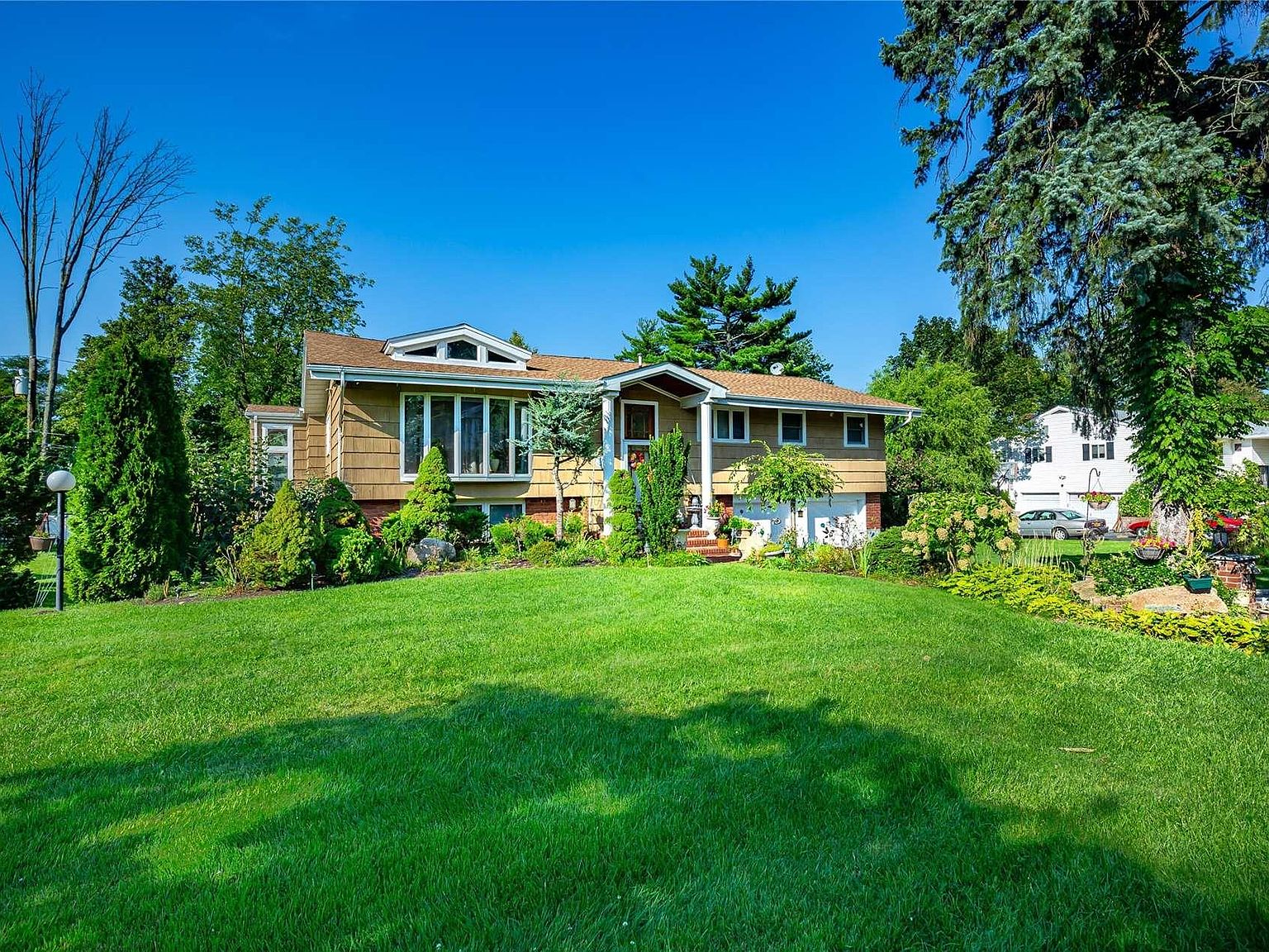 20 Jeffrey Lane, Great Neck, NY 11020 | Zillow