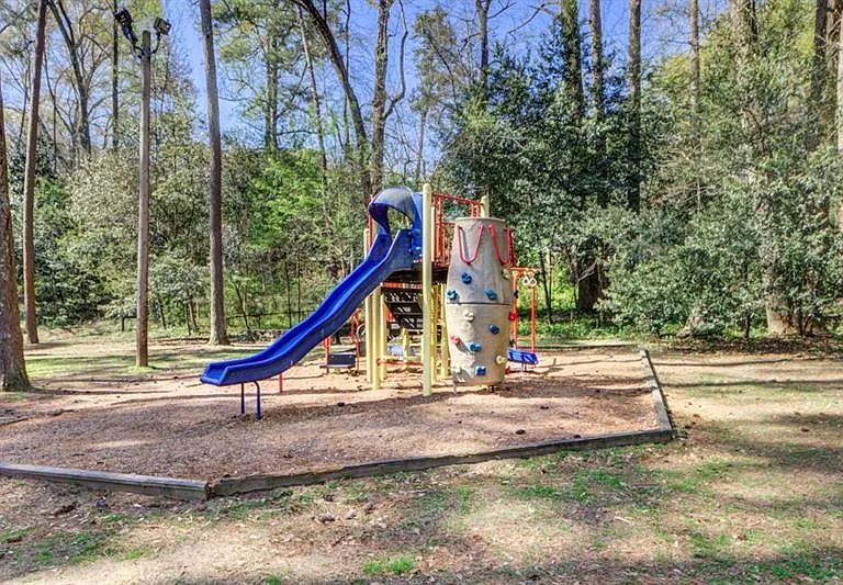 1921 Walthall Dr NW — Photo 40