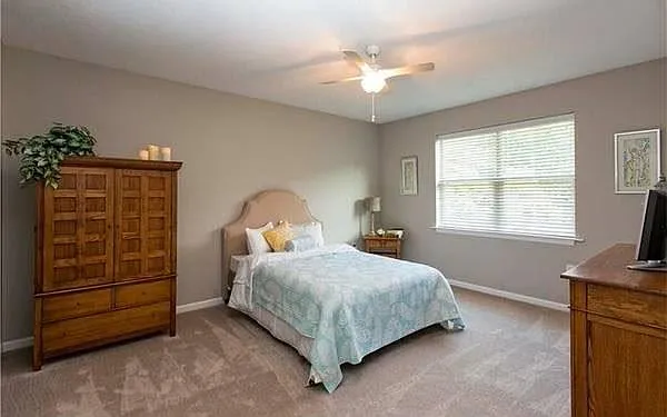 815 Village Dr — Photo 2