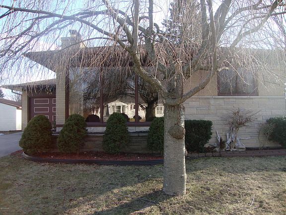 4th image of 714 Dexter St
