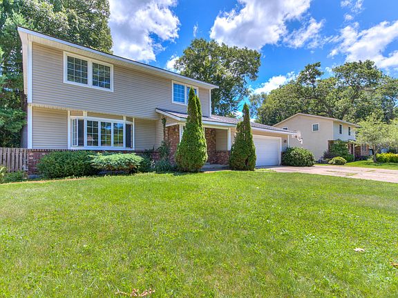 3rd image of 1114 Greenbriar Dr