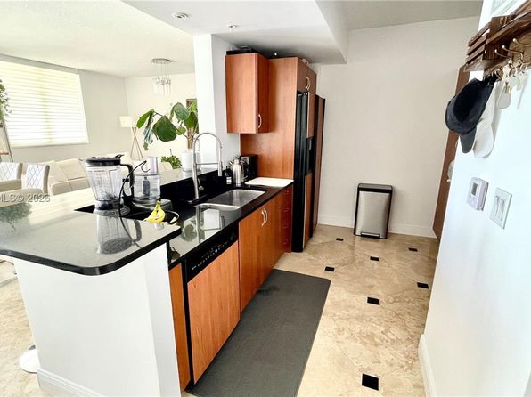 18800 NE 29th Ave APT 818
