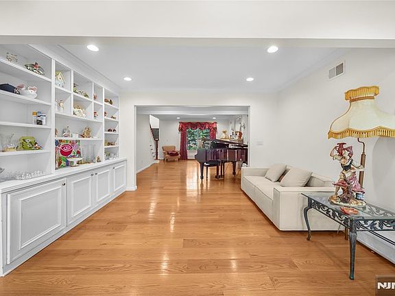 3rd image of 177 Engle St