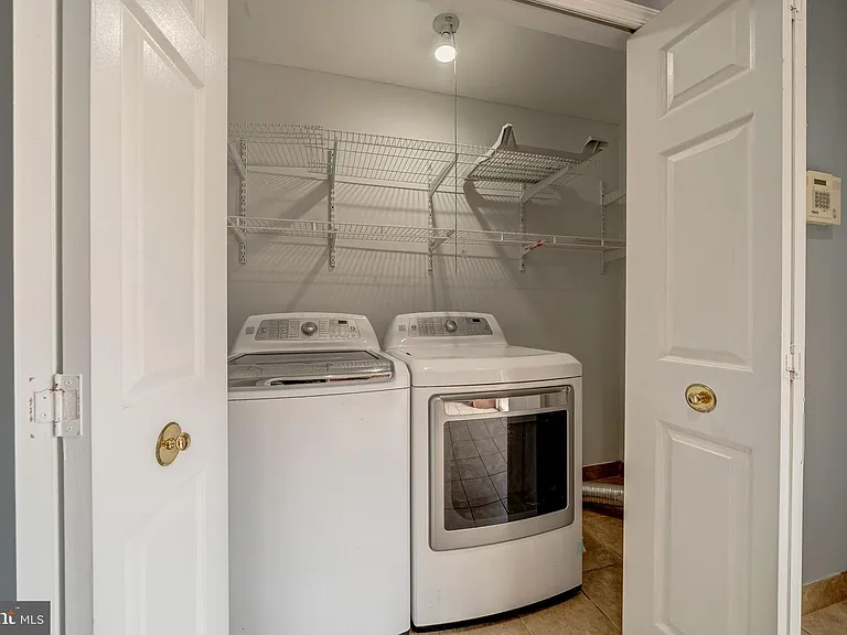 8593 Burlington Ct — Photo 17