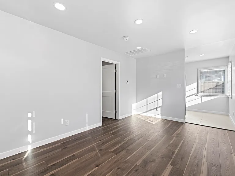 1693 N Hollywood Way — Photo 3