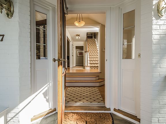 3rd image of 77 Soundview Ave