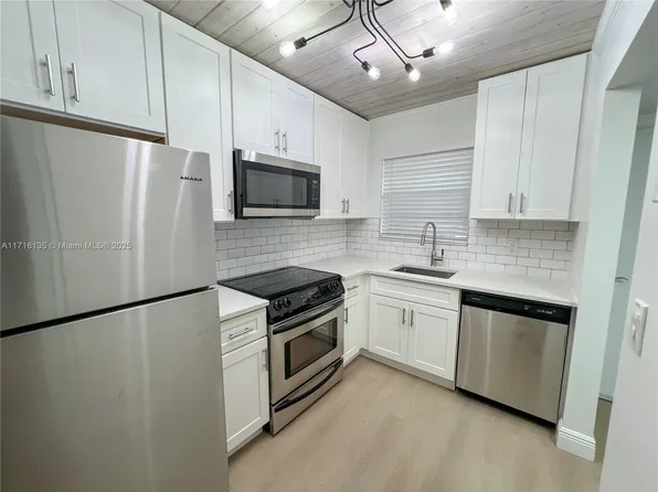 1638 Embassy Dr APT 301, West Palm Beach, FL 33401