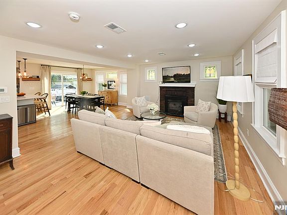 3rd image of 401 Chestnut St