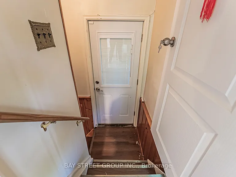394 Centre St E #LOWER — Photo 4
