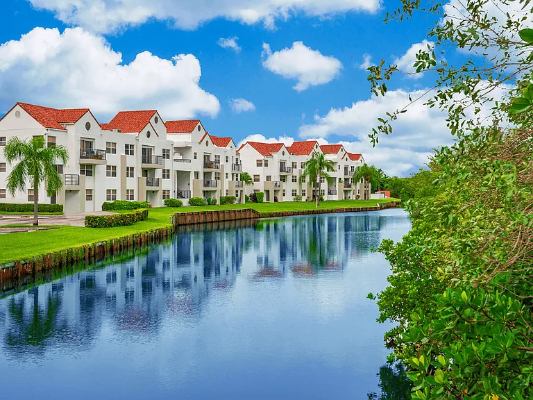 Sheridan Ocean Club Apartments — Photo 10