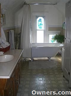 large bathroom (1 of 2 full baths) on 2nd floor