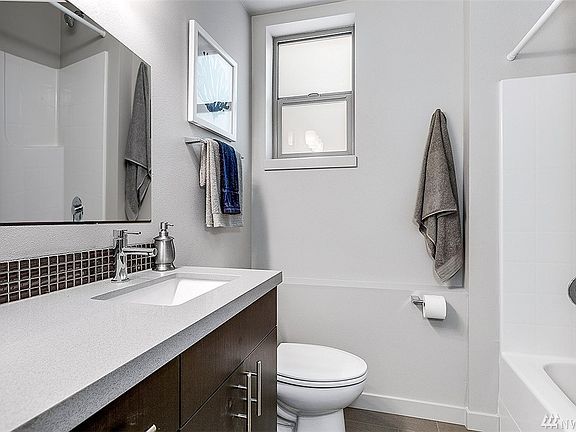 5th image of 9405 35th Ave SW Unit B