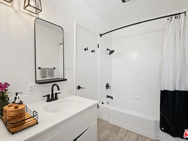 8300 Creighton Ave — Photo 10