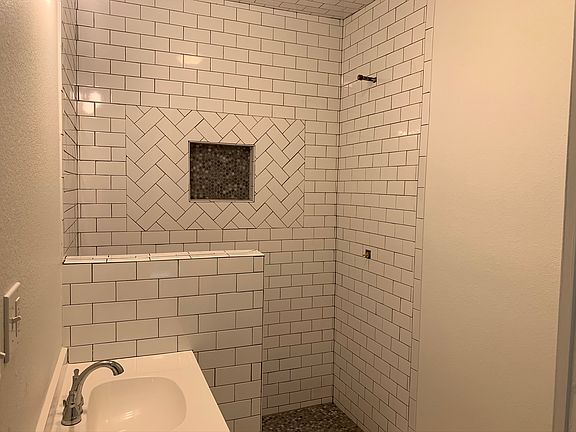 3rd image of 3916 Savannah Dr
