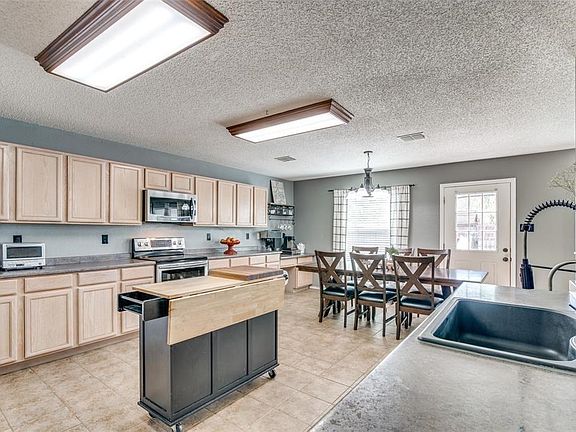 4th image of 2808 Gold Hill Dr