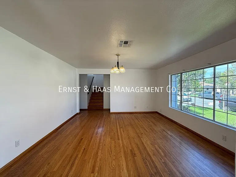4723 Blackthorne Ave — Photo 4