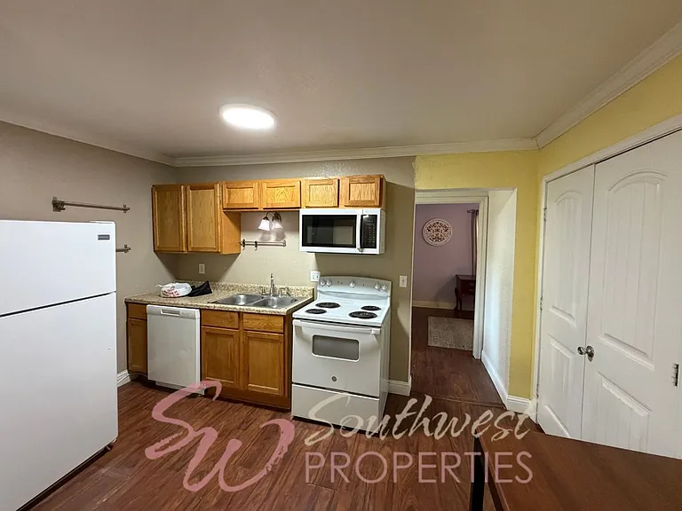 979 W Pecan St — Photo 8