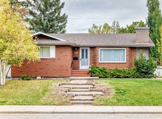 5712 W Lakeview Dr SW, Calgary, AB T3E 5S4