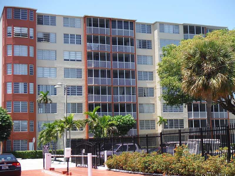 1st image of 1750 NE 191st St APT 606
