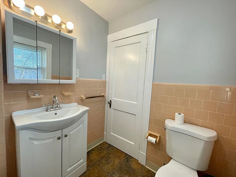 131 Ashley St — Photo 8
