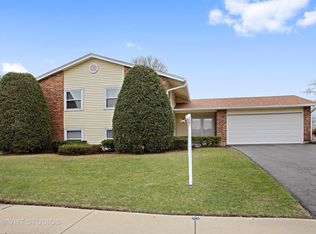 1457 Haise Ln, Elk Grove Village, IL 60007