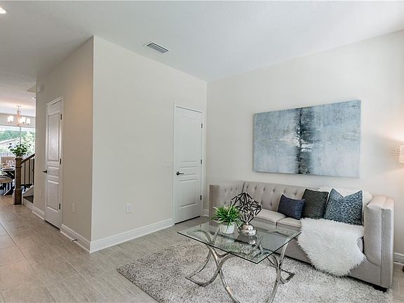 4th image of 919 W Warren Ave