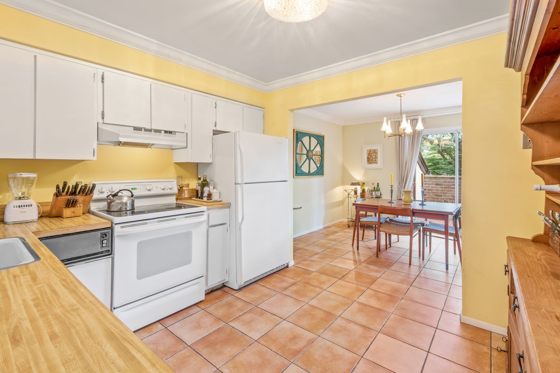 10 Leland Ln, Canterbury Mews Unit 4, Southampton, NY 11968 Out East