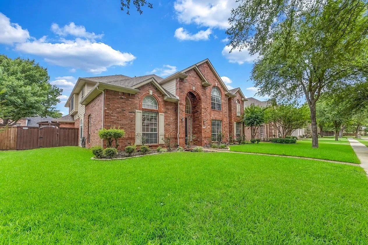6 bed, 3921 sqft, $3,500 — Photo 2