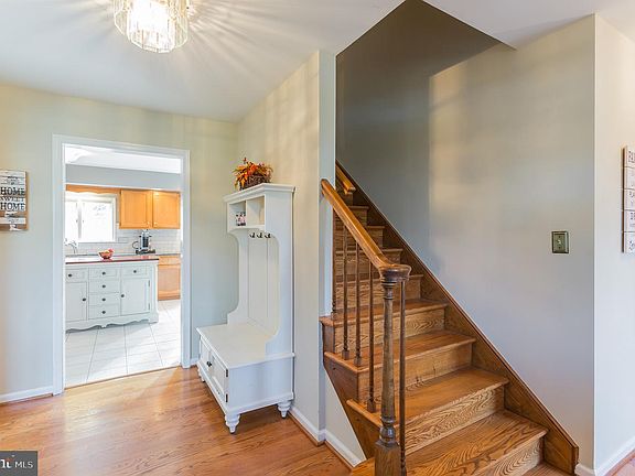 3rd image of 9 W Aldine Dr