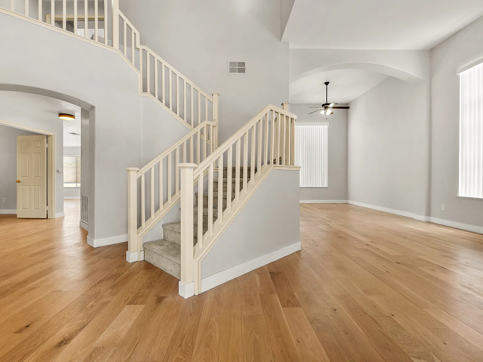5 bed, 2610 sqft, $4,100 — Photo 3
