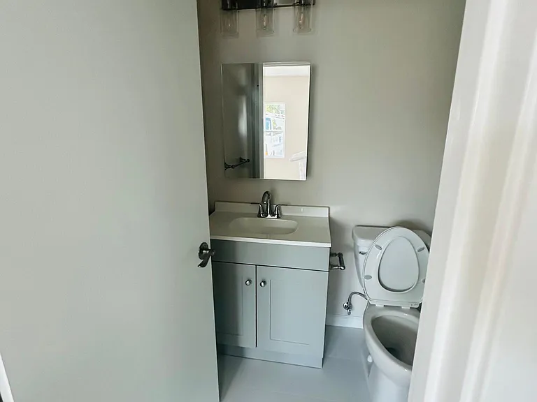 711 N Jackson St #B — Photo 6