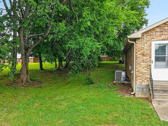 3rd image of 205 Walnut Crest Dr