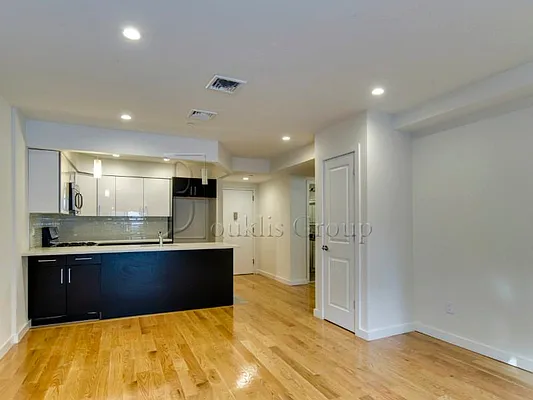 Rented by Bouklis Group | media 15