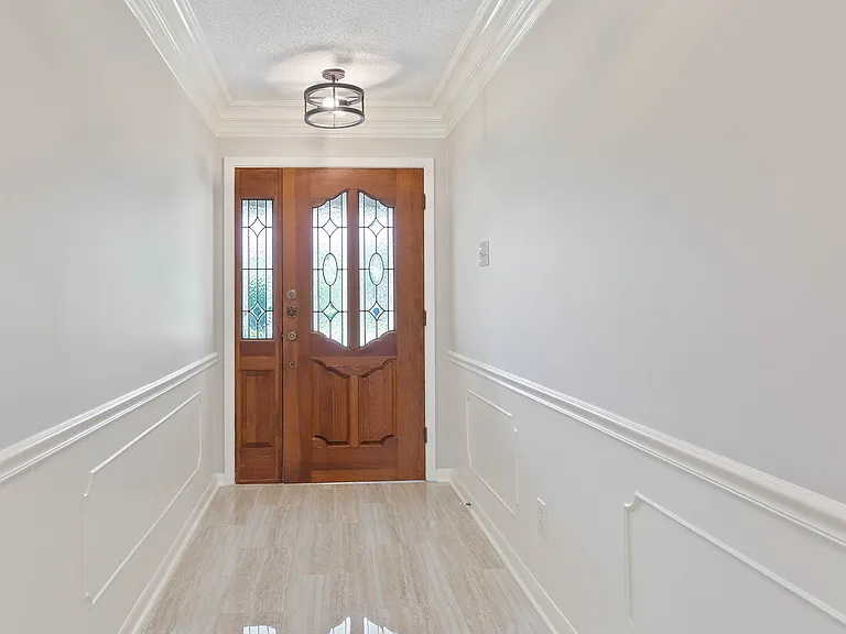 504 Alonda Dr — Photo 2