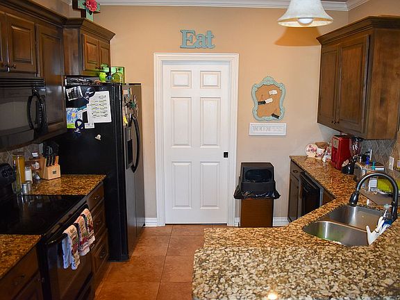 5th image of 174 Collins Ct