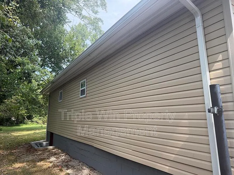 3 bed, 2.0 bath, 1184 sqft, $1,620 — Photo 3