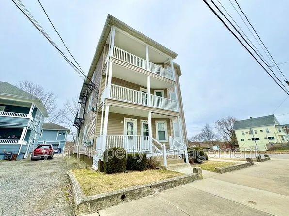676 Grove St Unit 3F, Woonsocket, RI 02895