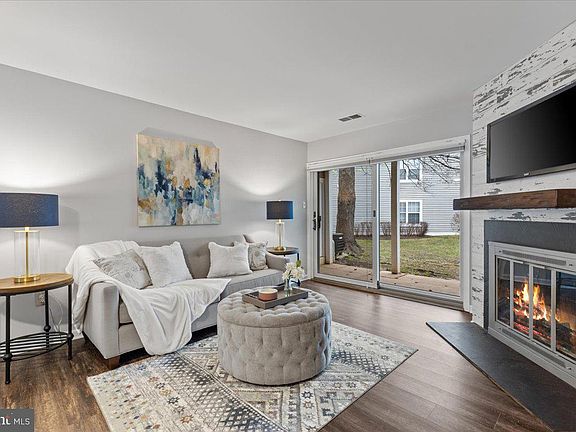 3rd image of 2853 Yarling Ct #2853